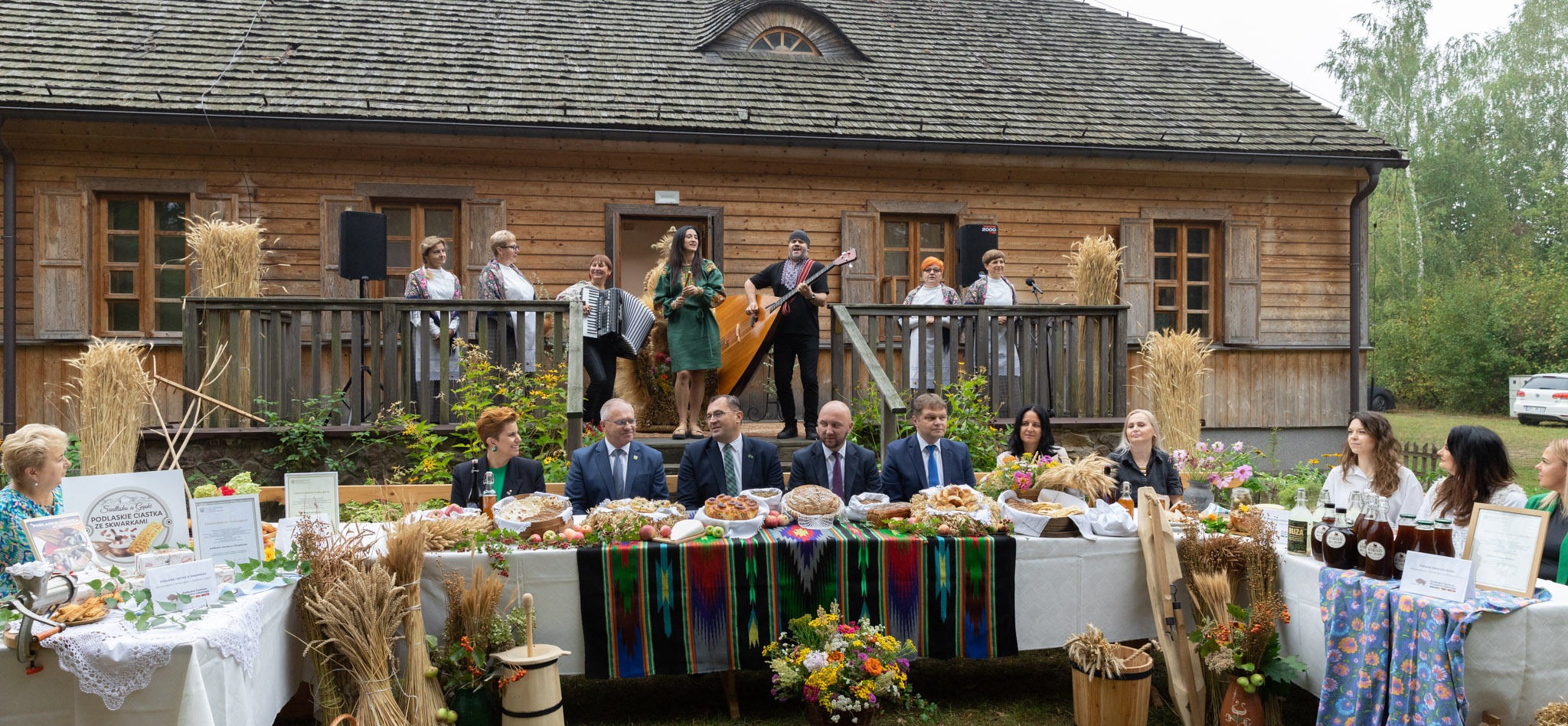 A. Zawistowska, A. Skiepko, S. Krajewski, Ł. Prokorym, I. Kiendyś, K. Ancipiuk przy zastawionym stole konferencyjnym z producentami